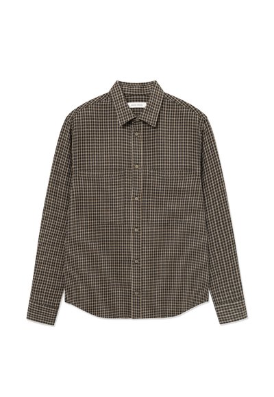 Barna kockás, hosszú ujjú ing, szőtt anyagból készült. Jellemzője a hegyes gallér, gombos elölrész és egy egységes mellzseb.