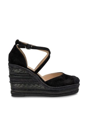 Schwarzes Wildleder-Wedge mit einem Kreuzriemen-Design, runder Zehenpartie und einer strukturierten geflochtenen Jute-Plattform für zusätzliche Höhe.