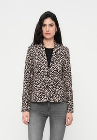 Μπλέιζερ με τύπωμα λεοπάρ σε εφαρμοστή γραμμή. Κατασκευασμένο από απαλό ύφασμα, διαθέτει γιακά με χαραγμένο άνοιγμα, τρία κουμπιά και διακριτικά ορισμένες τσέπες.