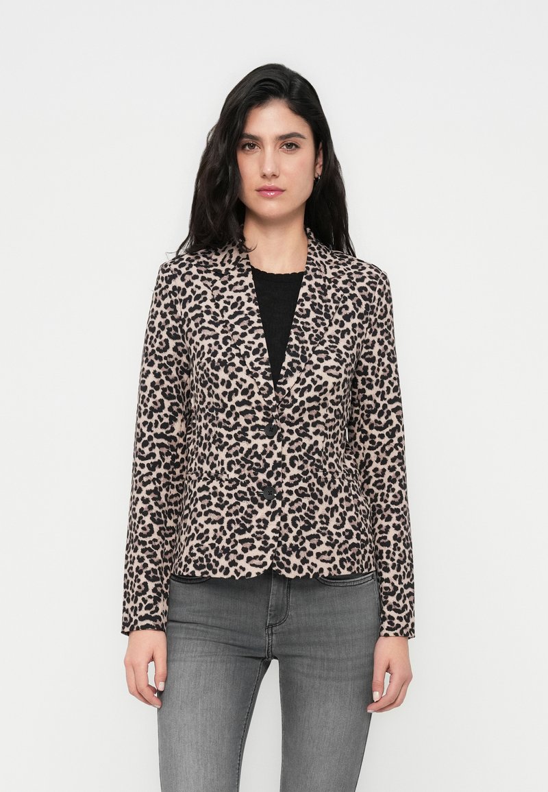 Μπλέιζερ με τύπωμα λεοπάρ σε εφαρμοστή γραμμή. Κατασκευασμένο από απαλό ύφασμα, διαθέτει γιακά με χαραγμένο άνοιγμα, τρία κουμπιά και διακριτικά ορισμένες τσέπες.