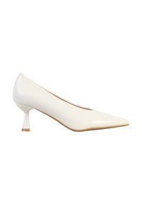 Escarpin en cuir ivoire à bout pointu avec un petit talon courbé et une finition lisse, présenté de profil sur un fond blanc.