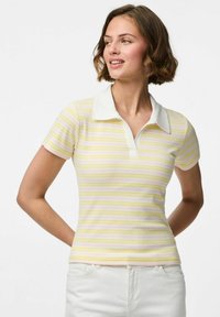 Camisa polo de manga corta, patrón a rayas en amarillo y rosa, con cuello blanco, textura acanalada, diseño ajustado.
