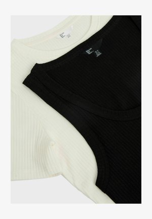 To stribede tanktoppe, en i kremfarvet og en i sort, med rund halsudskæring og blød tekstur, stablet med synlige etiketter.