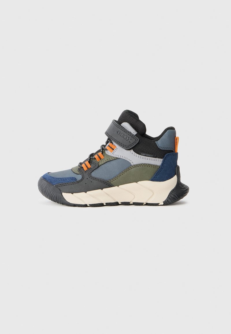 Sneaker a taglio medio in materiali sintetici blu, grigi e verdi. Presenta una fascia di Velcro, suola in gomma testurizzata e dettagli arancioni.