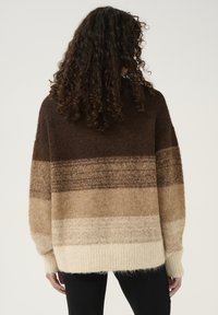 Oversized trui van zacht, gestructureerd materiaal met horizontale strepen in donkerbruin, lichtbruin, beige en crème. Geribbelde manchetten en zoom.