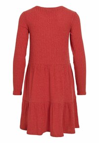 Langärmliges, geripptes Strickkleid in rostrot mit einem gestuften, gerafften Rock, von hinten gezeigt.