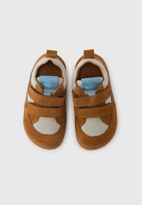 Καφέ παπούτσια από σουέτ και δίχτυ με λαστιχένια σόλα, διαθέτουν δύο λουράκια με βέλκρο και μια ανοιχτογάλαζια ετικέτα με λογότυπο στη γλώσσα.