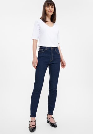 - Jeansy Slim Fit