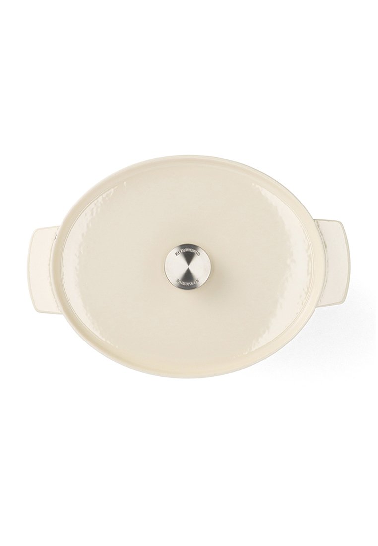 Ovalne naczynie emaliowane w kolorze kremowym, z teksturowaną pokrywką, dwoma bocznymi uchwytami i centralnym pokrętłem ze stali nierdzewnej.