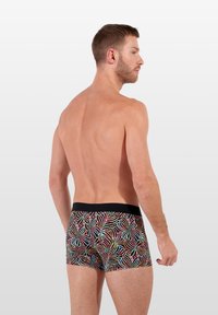 Męskie slipy typu boxer z czarnym materiałem, na którym znajduje się wielokolorowy wzór kwiatowy. Pas jest w jednolitym czarnym kolorze, co kontrastuje z designem.