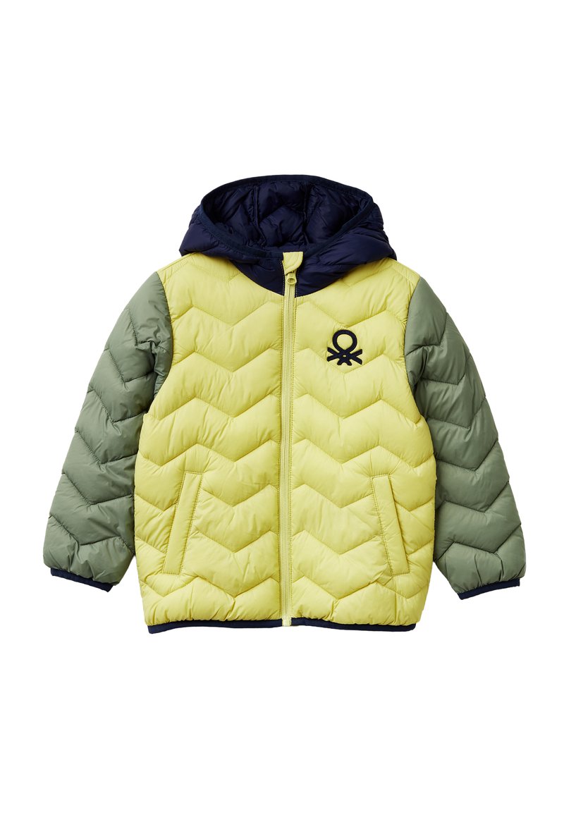 Chaqueta de niño acolchada con cuerpo amarillo, mangas verdes, capucha azul marino, cremallera frontal, bolsillos laterales y logotipo negro en el pecho.