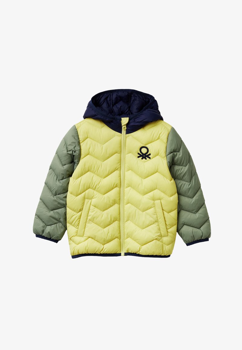 Giacca quilted per bambini con corpo giallo, maniche verdi, cappuccio blu scuro, zip frontale, tasche laterali e logo nero sul petto.