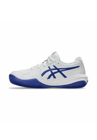 Des chaussures de sport blanches avec un dessus texturé, dotées d'accents bleus et d'une semelle en caoutchouc avec un motif en zigzag pour une meilleure traction.