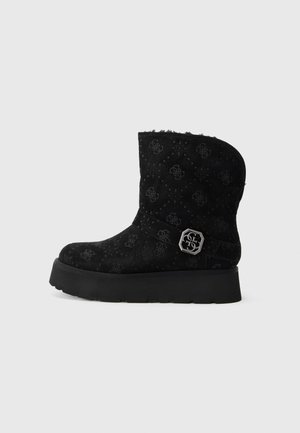 Bottines noires en suède texturé, avec un motif et des détails en métal argenté. Le design présente une pointe arrondie et une semelle plate-forme épaisse.