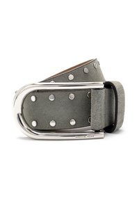 Grijze suède riem met zilverkleurige metalen accenten, voorzien van ronde studs en een elegante dubbele pin-buckle. Merkennaam is op de buckle geperst.