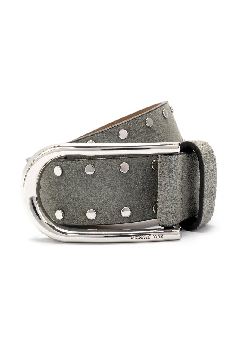 Grijze suède riem met zilverkleurige metalen accenten, voorzien van ronde studs en een elegante dubbele pin-buckle. Merkennaam is op de buckle geperst.