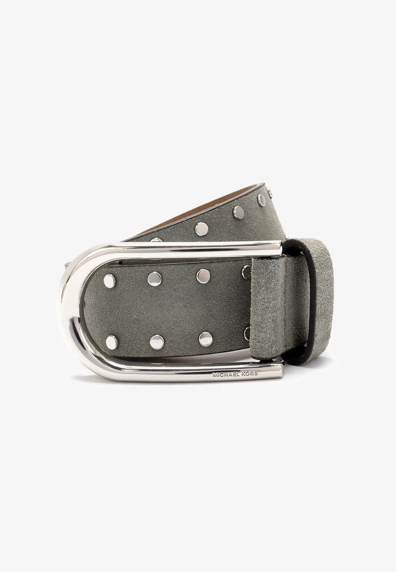 Grijze suède riem met zilverkleurige metalen accenten, voorzien van ronde studs en een elegante dubbele pin-buckle. Merkennaam is op de buckle geperst.