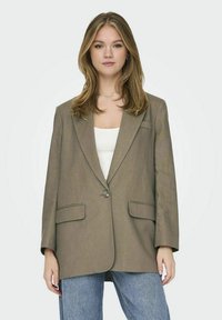 Blazer verde oliva con chiusura a un bottone, revers intagliati e due tasche frontali. Il tessuto presenta una texture liscia e una vestibilità sartoriale.