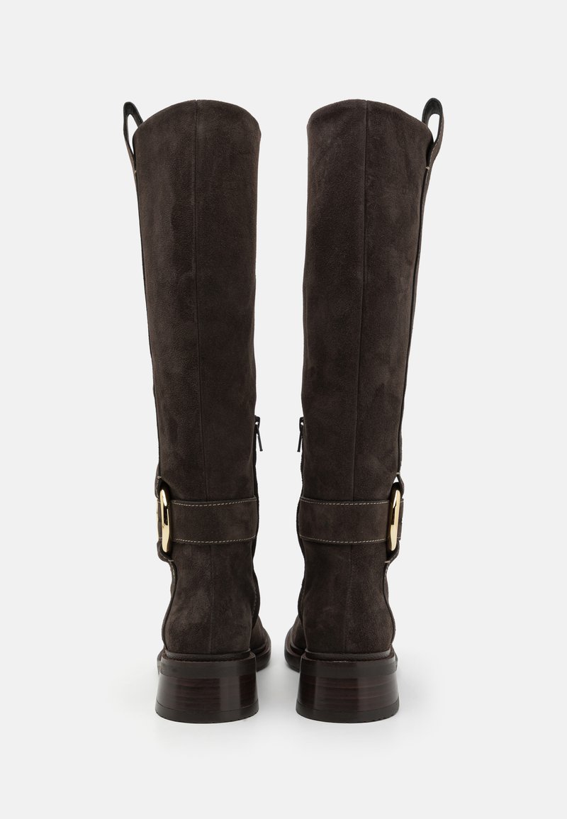 Hoge, bruine suède laarzen met een gladde textuur, gouden hardware accenten, ritssluiting en een blokhak. De achterkant toont verstelbare riemen.