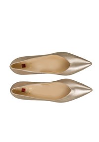 Ballerines à bout pointu en cuir métallisé doré, avec une texture lisse, un design minimaliste et sans quincaillerie visible. Intérieur beige.