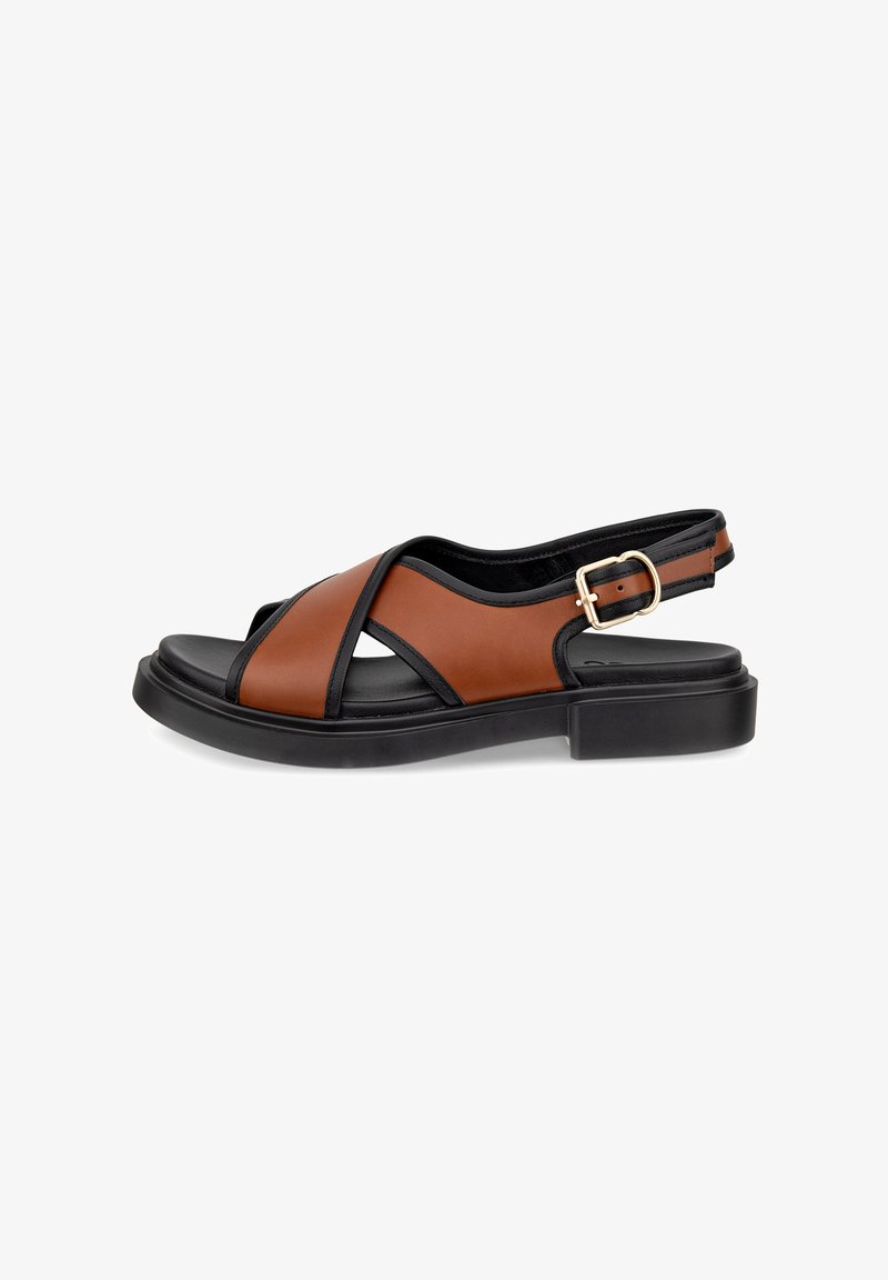 Bruna och svarta lädersandaler med slingback-design, utrustade med korsade remmar och en guldfärgad spänne på en texturerad svart plattformsula.