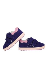 Sneaker viola in suede con accenti in mesh rosa, dotati di due cinturini a strap e una suola in gomma rosa chiaro. Dettaglio della superficie testurizzata.