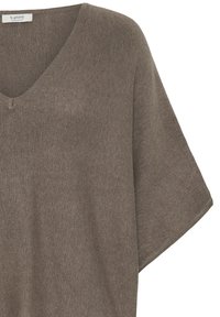 Brauner V-Ausschnitt-Pullover mit kurzen, weiten Ärmeln. Glatte Textur mit subtiler Schimmerung und gestricktem Muster. Etikett am Halsausschnitt sichtbar.