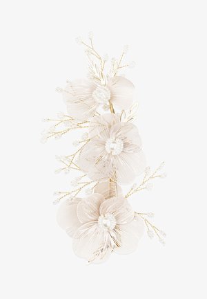 Haaraccessoire mit drei hellbeigen Blumen, die strukturierten Blütenblätter, Perlenmitten und goldene Akzente aufweisen, sowie zarte, beerenartige Zweige.