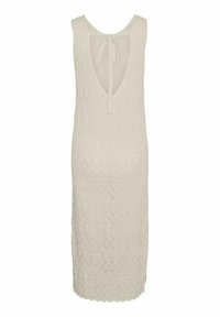 Witte gebreide jurk met een ronde hals, een diepe rug en een striksluiting. Het ontwerp bevat driehoekige patronen door de stof.