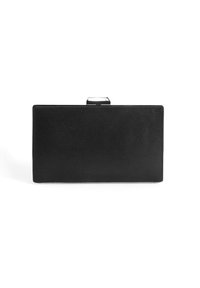 Zwarte rechthoekige clutch gemaakt van getextureerd leer, met een metalen sluiting aan de bovenkant. Eenvoudig ontwerp met gladde randen en geen zichtbare versieringen.