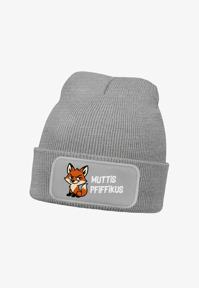 Graue Strickmütze mit Umschlag. Mit einer Cartoon-Fuchs-Illustration und dem Text "MUTTIS PFIFFIKUS" auf einem hellgrauen Aufnäher. Weiche Textur.