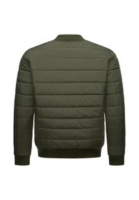 Olīvu zaļš quilted puffer jakas ar ribotām apkaklītēm un aprocēm, kas raksturo gludu faktūru un horizontālu šuvju rakstu aizmugurē.
