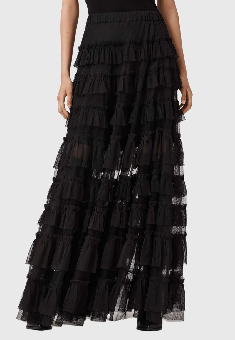 Sort lagdelt maxi-nederdel lavet af lagdelt tylstof, med rynkede kanter og en glat talje, designet til let at svaje med bevægelse.