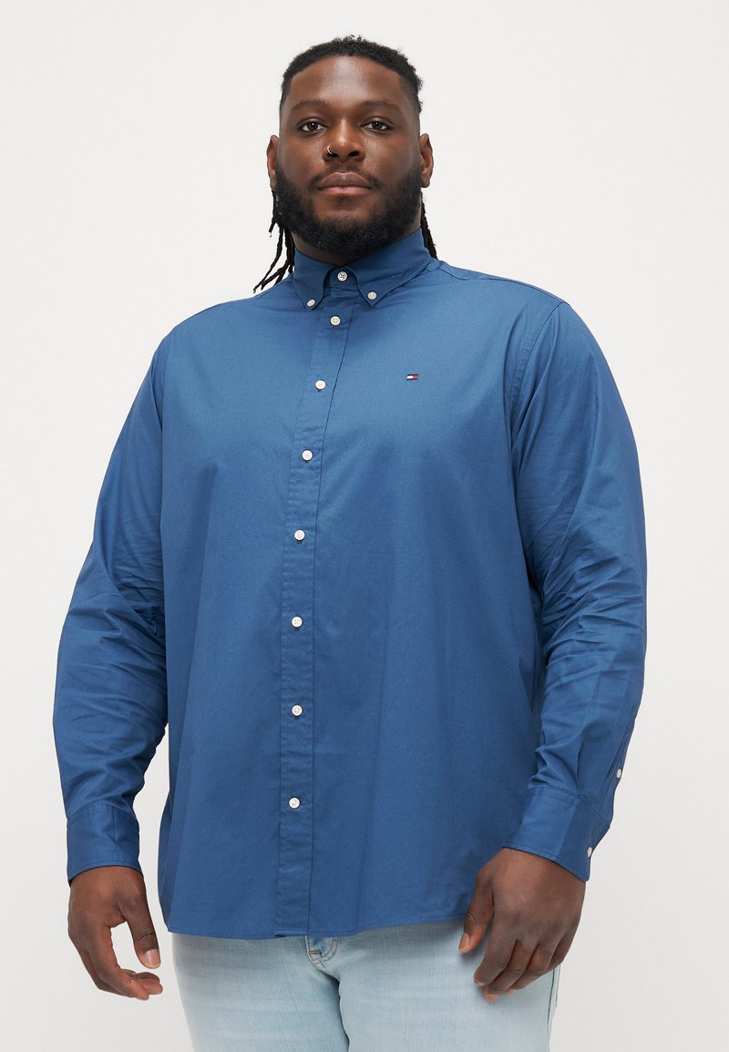 Modrá košeľa na gombíky z hladkej bavlny, s klasickým golierom, dlhými rukávmi a malým logom na hrudi.
