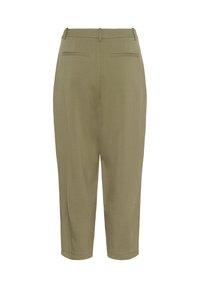 Pantalon court vert olive à coupe ajustée, avec deux poches arrière et une texture de tissu lisse.