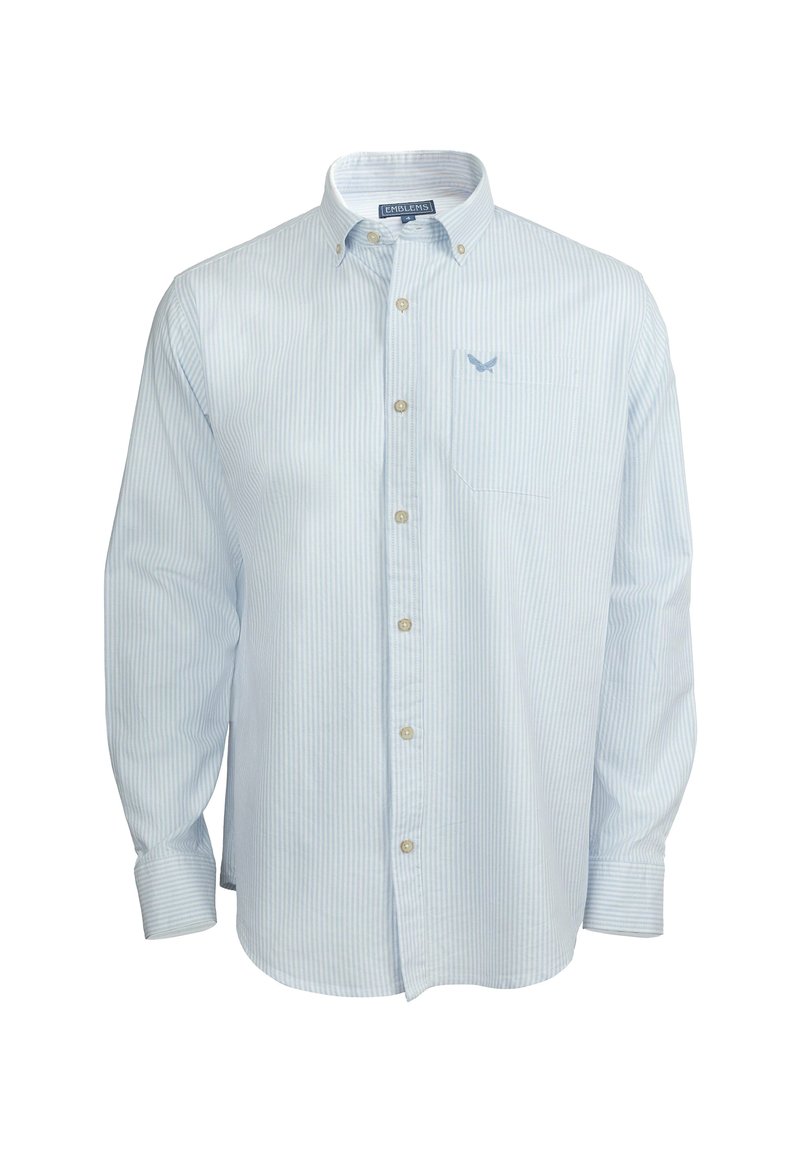 Camisa de manga larga a rayas azul claro con cuello abotonado, bolsillo en el pecho y logo bordado en azul claro en el bolsillo.