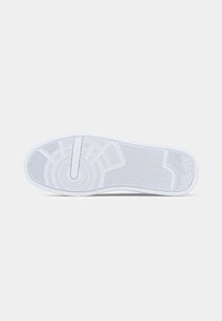 Semelle de chaussure avec des motifs texturés comprenant des rainures circulaires, en zigzag et linéaires en caoutchouc blanc, montrée à plat sur un fond clair.