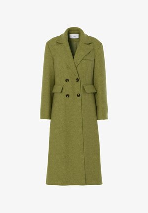 Tuplarivinen villatakki oliivinvihreänä, jossa on lovikaulukset, kaksi etutaskua ja kullanväriset napit. Keskipitkä, teksturoidulla viimeistelyllä.