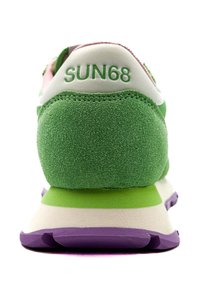 Sneaker verde in suede con tomaia texture, accenti bianchi e suola viola. Presenta il logo "SUN68" sul tallone e un design stratificato.