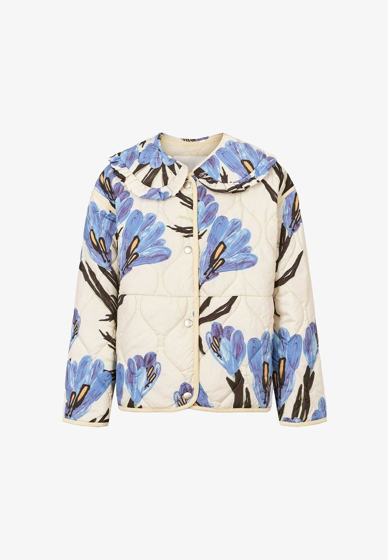 Veste matelassée avec motif floral bleu sur fond crème, dotée d'un col à volants et de fermetures à pressions. Texture de tissu douce.