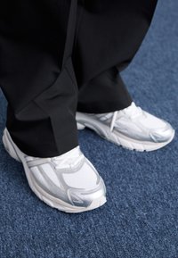 ADISTAR CUSHION - Tenisky - footwear white/grey one/silver metallic