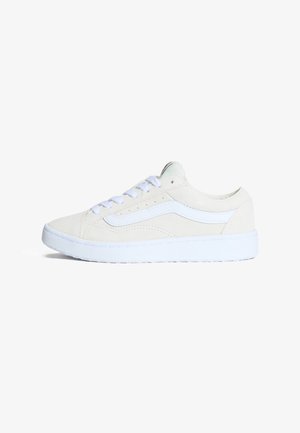 Baskets basses beiges avec bande blanche latérale, lacets blancs et semelle blanche épaisse, vues de côté sur fond blanc.