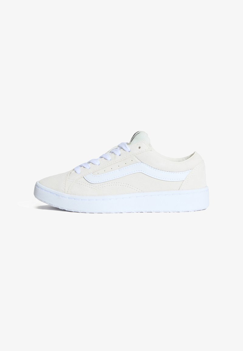 Μπεζ sneaker χαμηλού τύπου με λευκή πλαϊνή ρίγα, λευκά κορδόνια και παχύ λευκό πάτο, φαίνεται από την εξωτερική πλευρά σε λευκό φόντο.