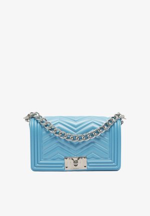 Borsa a tracolla blu trapuntata con motivo a zigzag, dotata di una catena in argento e di una chiusura metallica. Un accessorio elegante per diverse occasioni.