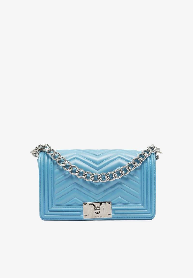 Sac à main matelassé bleu avec un motif en chevrons, doté d'une bandoulière en chaîne argentée et d'un fermoir métallique. Un accessoire élégant pour diverses occasions.