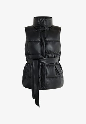 Sort puffervest lavet af blank læder, med høj krave, bælte i taljen og lodret quiltet mønster. Uden ærmer, skræddersyet pasform.