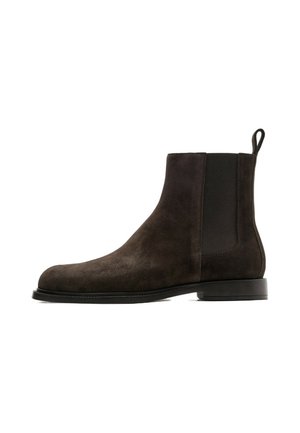 Stivaletto Chelsea in suede marrone scuro con pannello elastico laterale nero, linguetta posteriore e tacco basso nero.