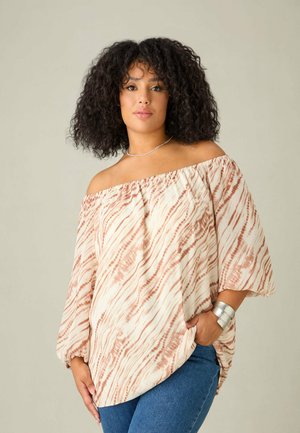 Off-shoulder-blus i kräm och terrakotta med ett vågigt mönster, tillverkad av lätt tyg; har lösa ärmar och sidofickor.