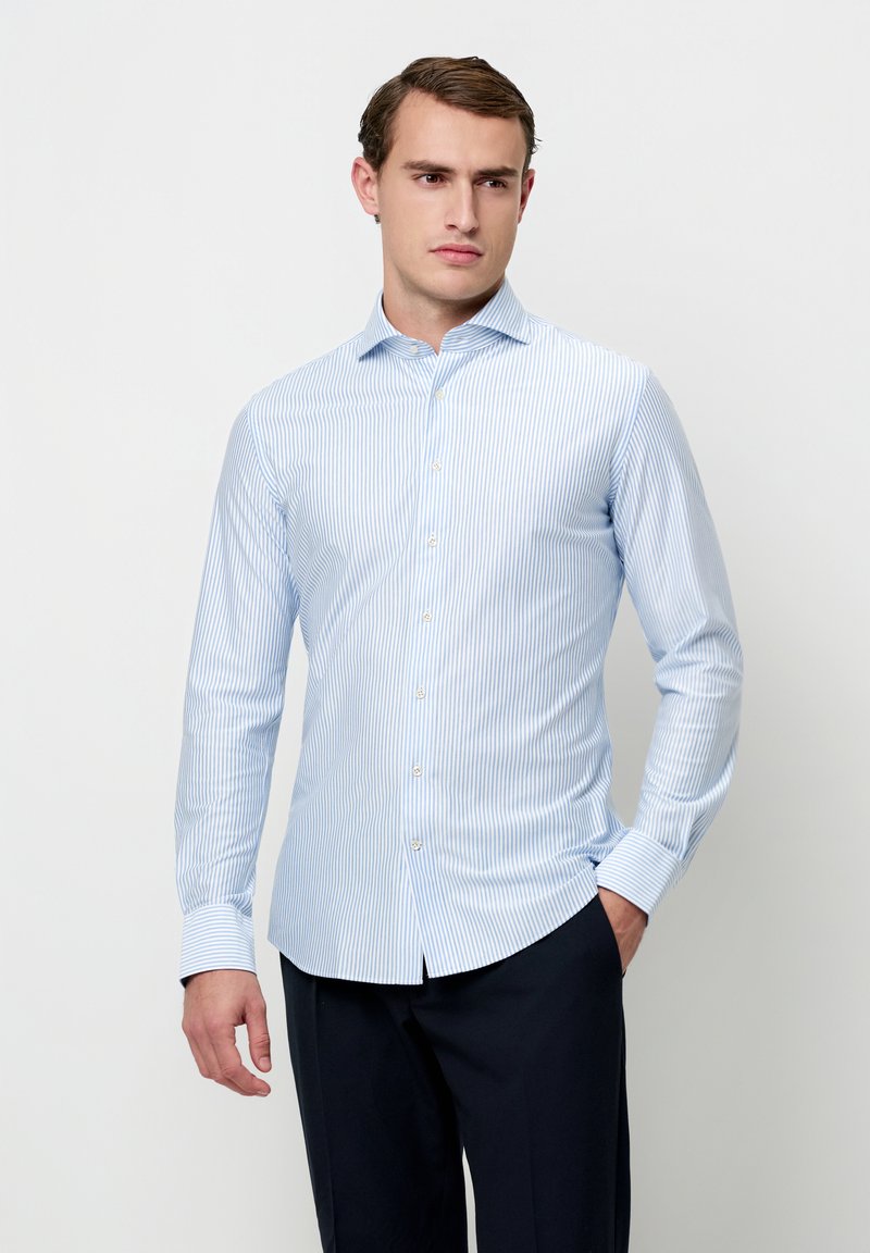 Lichtblauw gestreept overhemd met lange mouwen van gladde stof, voorzien van een button-down kraag en een getailleerd ontwerp. Tailored fit met een afgeronde zoom.