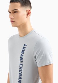 Armani Exchange Camiseta estampada - grey